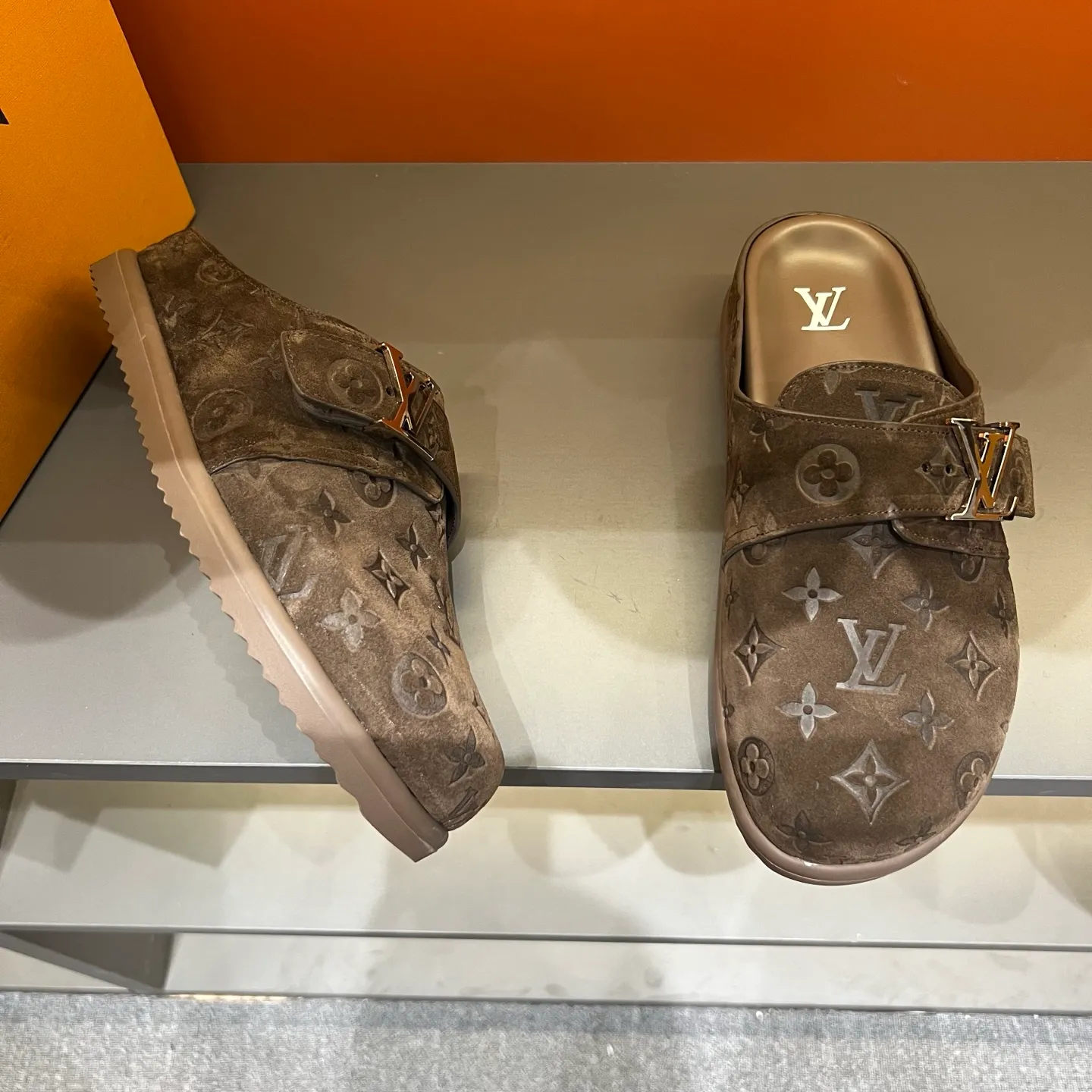 P360, 38-45 LV Easy 2025 new men's casual sandals, made of suede cow leather, with Monogram pattern to highlight the trendy style. Adjustable straps illuminated with LV letters, while a resilient insole and micro outsole provide lightweight comfort. Made of suede cow leather with embossed Monogram pattern and brand element metal hardware✅Adjustable straps➕Tough insole‼ ️Micro outsole. Comfortable and easy to wear‼ ️